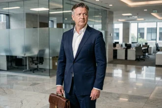 Cadre dirigeant quittant le siège d'une grande banque française, symbolisant le départ de Philippe Heim de La Banque Postale