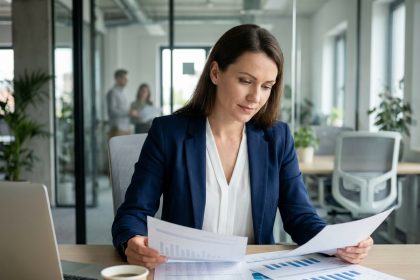 Femme professionnelle analysant des graphiques de salaires dans un bureau moderne pour comprendre sa rémunération